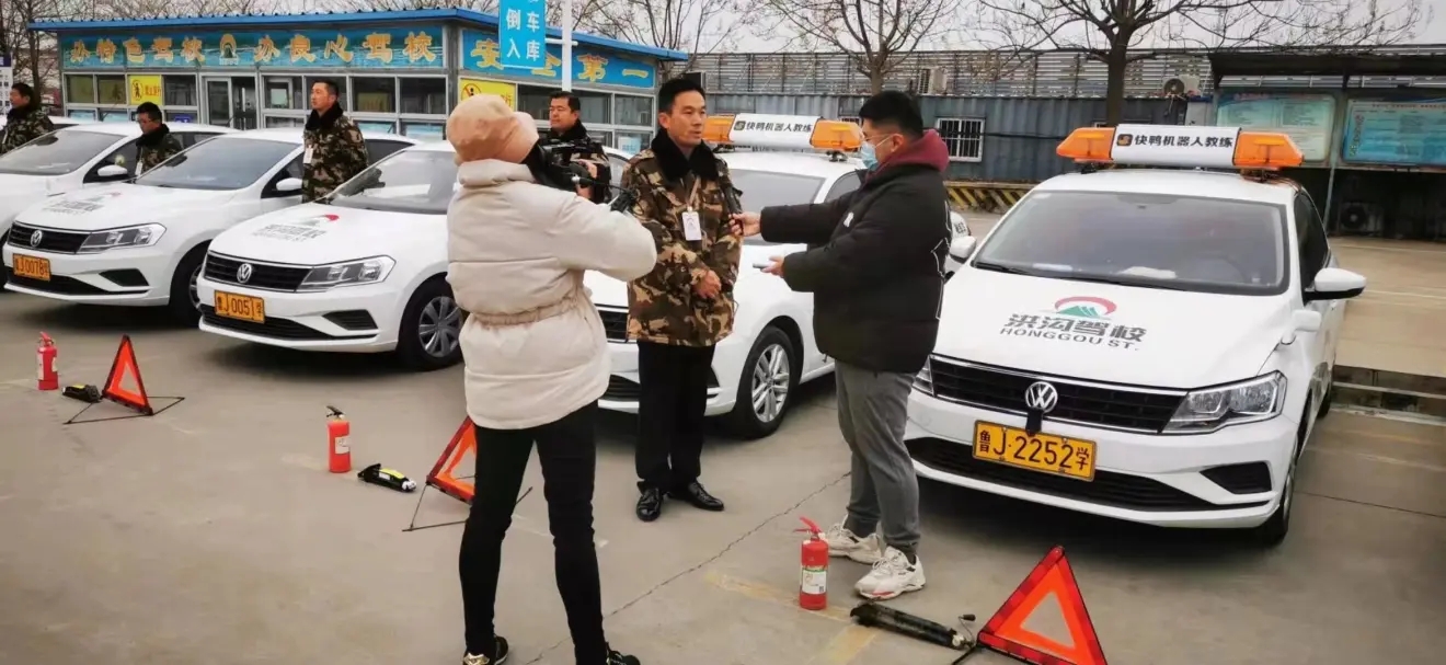 智能機器人教練亮相泰安洪溝(gōu)駕校，開啓智能學車(chē)新模式